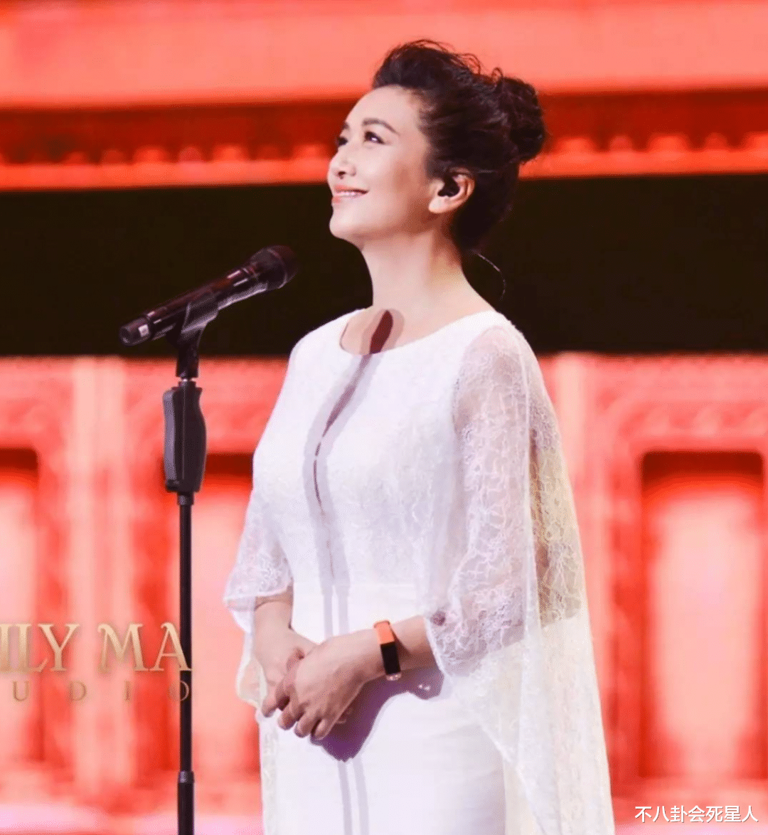 布兰妮·斯皮尔斯|别迷恋纸片人身材了！这7位挂历美人告诉你，浑身是肉也能很好看