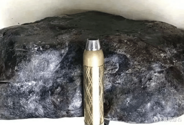 帅哥|满身小裂的翡翠原石，帅哥花3000买下，一刀切开究竟是惊喜还是惊吓？