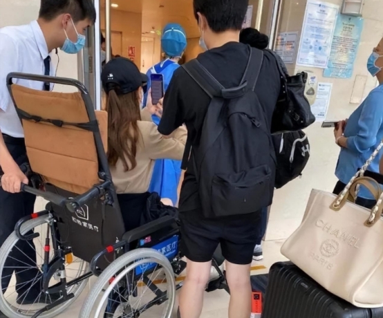 董洁 38岁戚薇二胎产后首露面，瘦身15斤气质好，与月嫂合影不似两娃妈