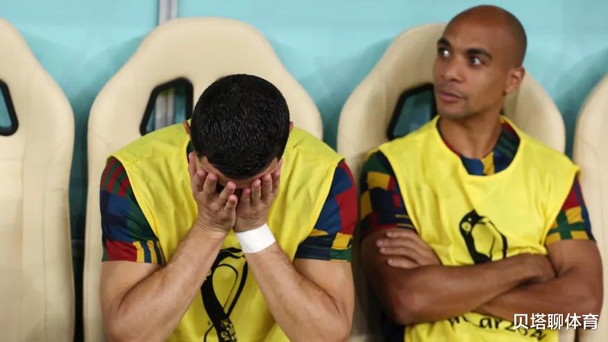 C罗|C罗众叛亲离?卡塔尔媒体:孤身一人哭泣离场!没有1个队友陪他