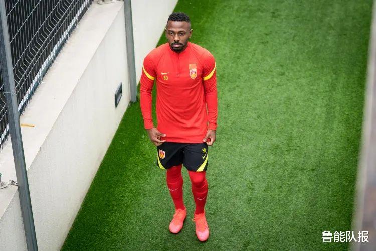 國(guó)足|鬧劇！費(fèi)南多家中有事返回巴西，國(guó)足怎一個(gè)亂字了得，李霄鵬好運(yùn)