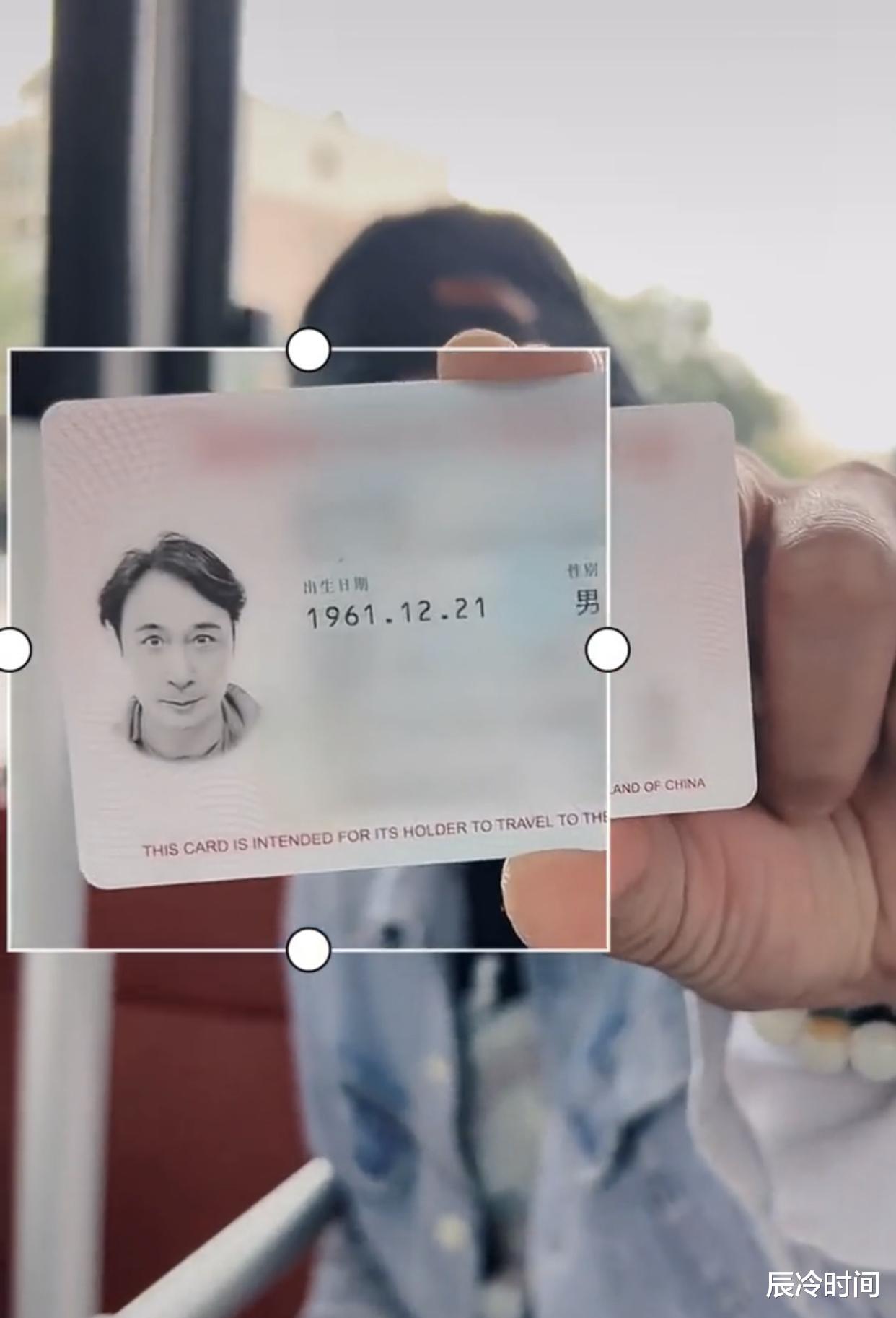 崔雪莉|60岁吴镇宇现身内地搭公交,坐老弱病残座遭质疑,穿着朴素无人识