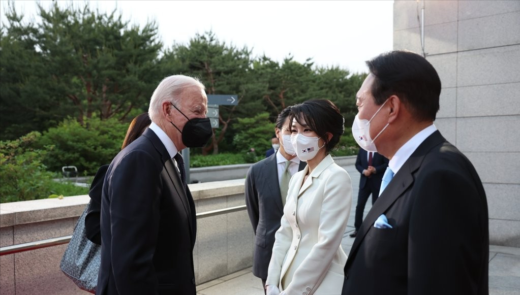 金建希 49岁韩国新第一夫人欢迎拜登！罕见盘起头发更美了，就是脖子前倾