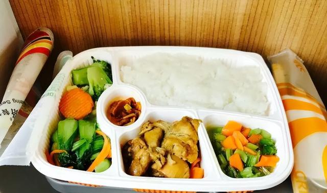 男子吐槽高铁45元一份的盒饭太难吃,被怼,坐飞机去,免费吃盒饭