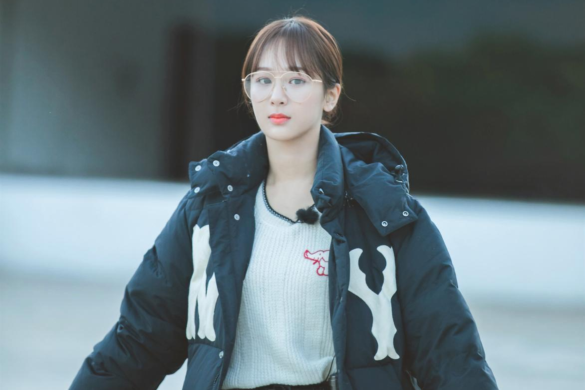 杨紫|演员杨紫横店逛夜市，街头吃雪糕接地气，特意蹲下与流浪狗合照