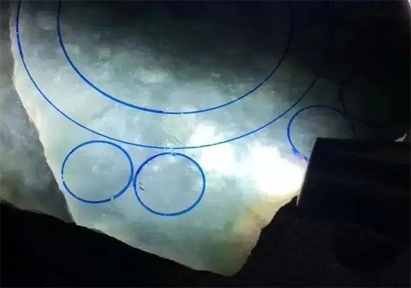 翡翠|花130万拿下的翡翠原石,手镯不要,竟全切车珠子,钱多任性!