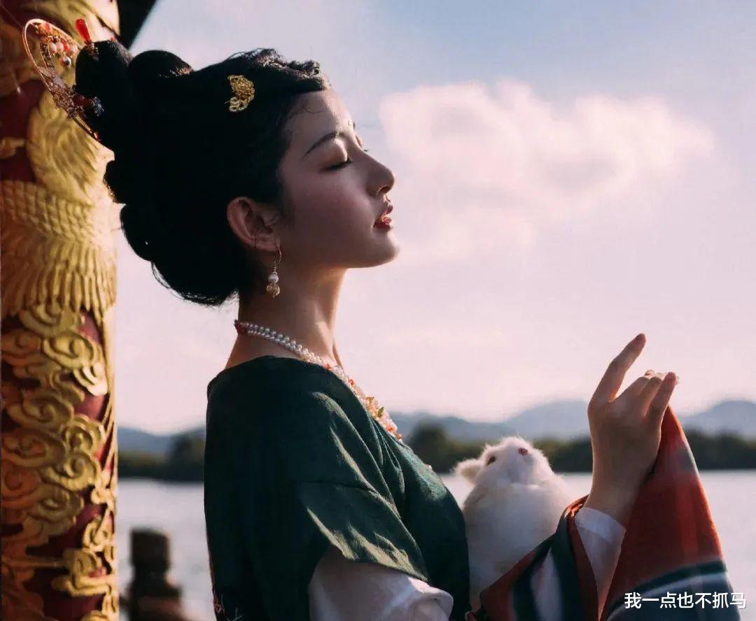 李智恩|挤破头进大染缸，图啥？