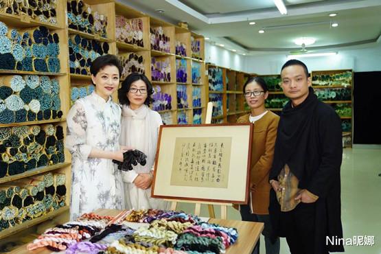 杨澜|“前央视一姐”杨澜走红毯，零下温度穿礼服还露脚裸，54岁形象大变样