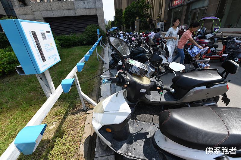 面条 单位有行为怪异的男同事吗?