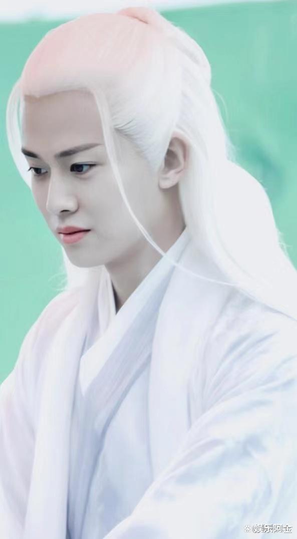 香奈儿|谁的银发触动了你的心弦？网友：罗云熙撕漫小王子是心动的感觉