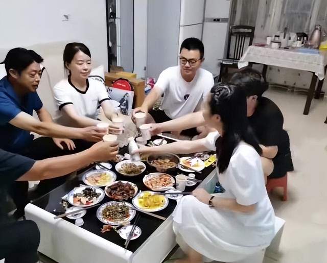 懒理质疑!田静晒儿女奇奇悦悦骑车视频,弟弟田舅做饭厨艺获认可