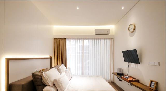 有幸买到独栋,也要将水泥顶砸掉换成木格栅,在室内打造天井花园