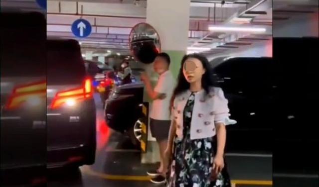 深圳女子开宾利堵自家车位,网友:支持维权,但她丈夫是做什么的