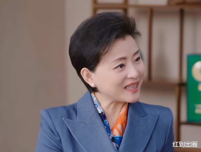 杨澜|杨澜未理会讨薪风波，发文悼念雅克贝汉导演，穿黑裙戴钻戒显精致