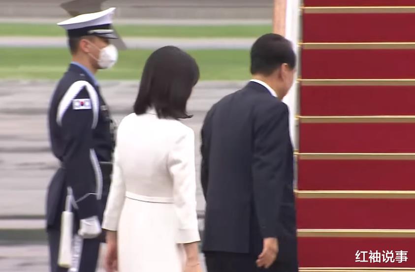 韩国 韩国第一夫人首次外访,一袭白裙仙气飘飘,比韩剧女主角都惊艳