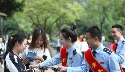 武汉一女大学生占小便宜吃大亏，被诈骗500元，结果却举报老师