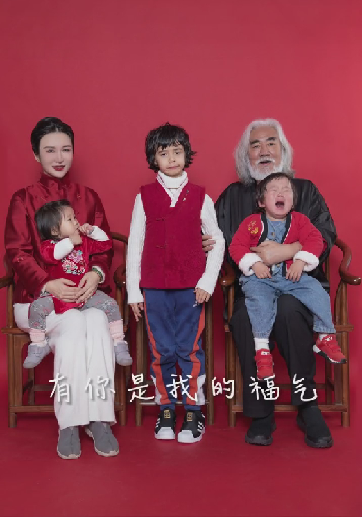 张纪中|张纪中晒全家福,马丁抿嘴不情愿,小儿子头发凌乱崩溃大哭