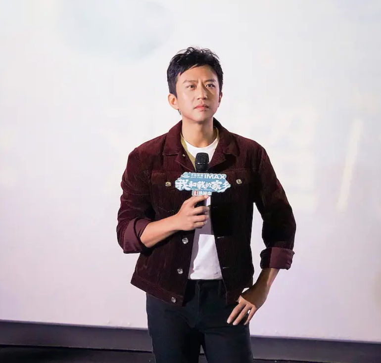 邓超|邓超再次登顶热搜榜,官媒发文点评,看到评论网友却留言太讽刺!