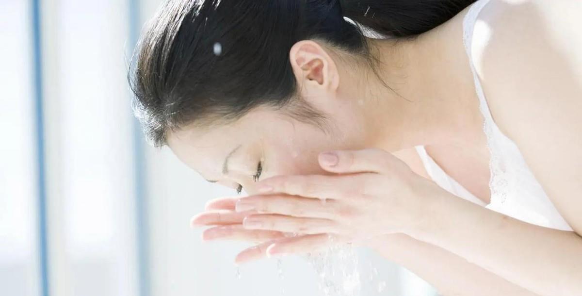 洗面奶 女人洗脸时别犯这3个错误,会让皮肤“越洗越差”,很多人还在做