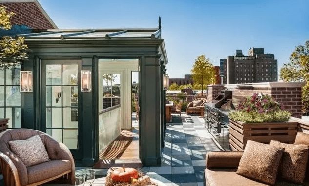 夫妻两买没人要的顶楼,装修完露台变空中花园,邻居都羡慕!