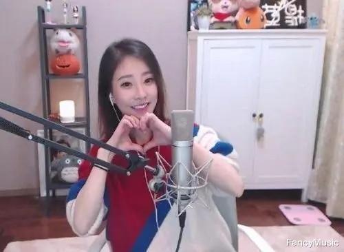 冯提莫|“主播鼻祖”冯提莫，从爆红到无人问津，她经历了什么？