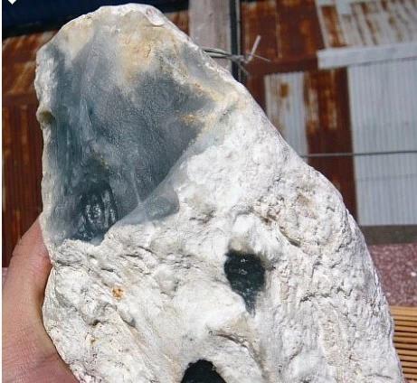 翡翠|13种翡翠原石灯下现原形