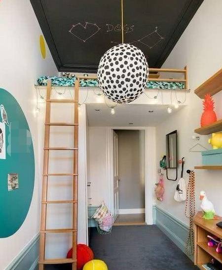 40平小公寓，层高3米5，我在门上方打一张床，家里多了间挑空卧室