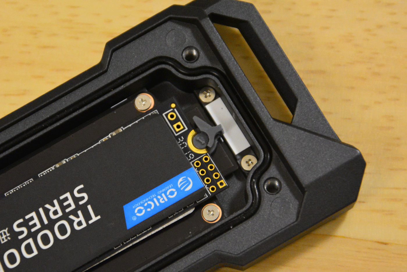 ssd|重装上阵！SSD有了铠甲当所向无敌，华硕TUF铠甲移动硬盘盒体验