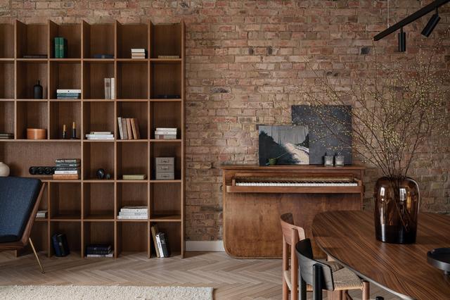 小家也有自己独特性,原木砖墙灰水泥天花板,52平空间充满温馨感