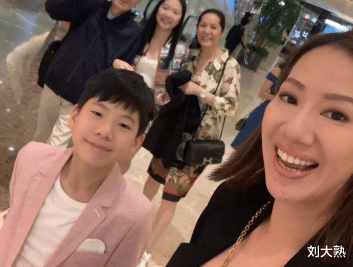 整容|6位明星“换头改命”,孩子却跟他们整容前一样,基因骗不了人