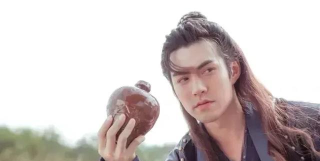 严屹宽|美男子严屹宽的豪横人生；拒绝富婆亿元包养，娶小6岁东北女孩