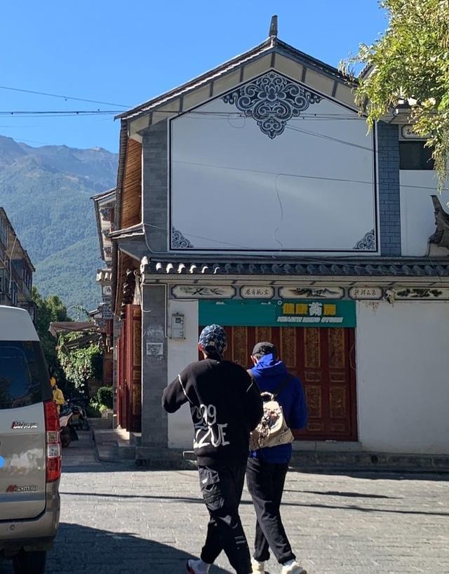 吴磊|吴磊背着一个丑包包游逛大理，网友：真是没有偶像包袱