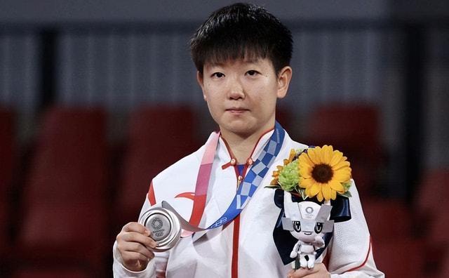 c位|孙颖莎全家福照，爸爸坐在C位，妈妈颜值高与孙颖莎好似亲姐妹