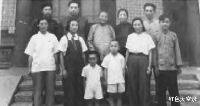 邓颖超去世,退休工人要求参加遗体告别仪式,得知身份,中央同意