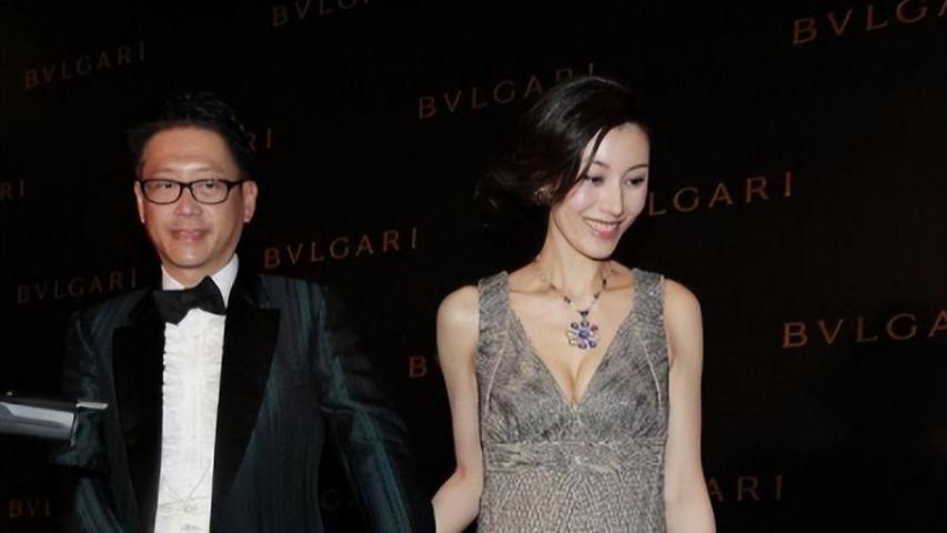 李嘉欣|李嘉欣携富豪老公亮相，穿香槟金礼服高贵有气质，看着就像阔太太