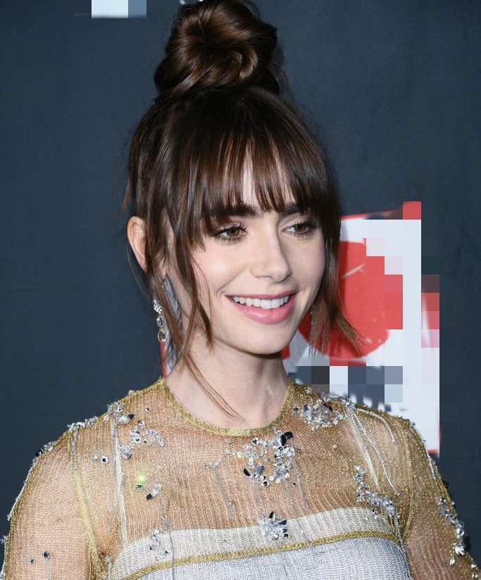 莉莉·柯林斯|莉莉·柯林斯穿半透视薄纱绣花裙!雪肤玉貌美得让人窒息