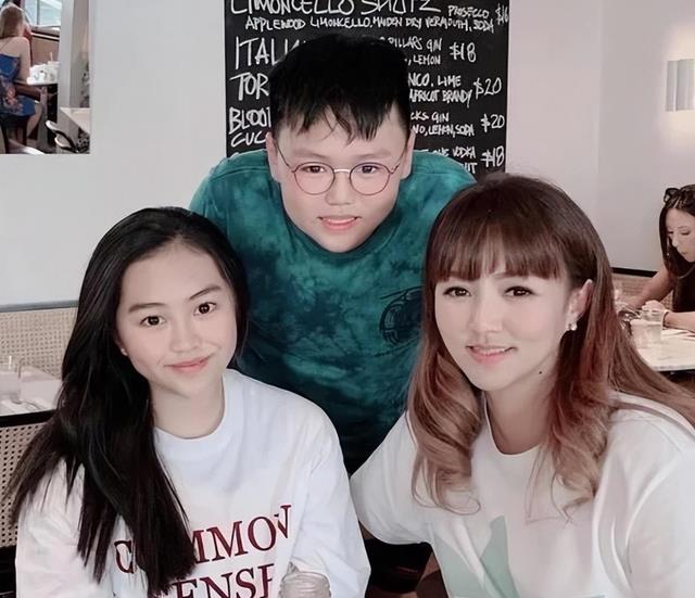 黎瑞恩|黎瑞恩：含泪离婚后独自抚养两女儿，在病痛中与出轨前夫和解