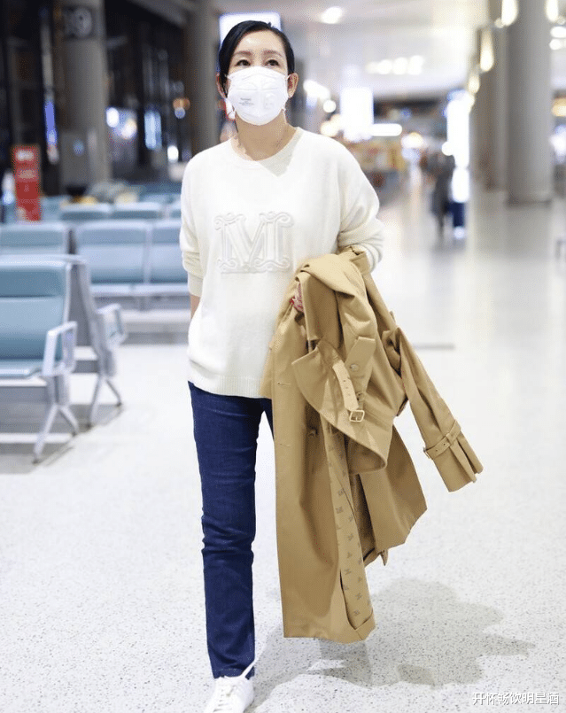 秦海璐|秦海璐彻底告别大妈形象,蓝色紧身牛仔裤搭白色卫衣,女人味十足!