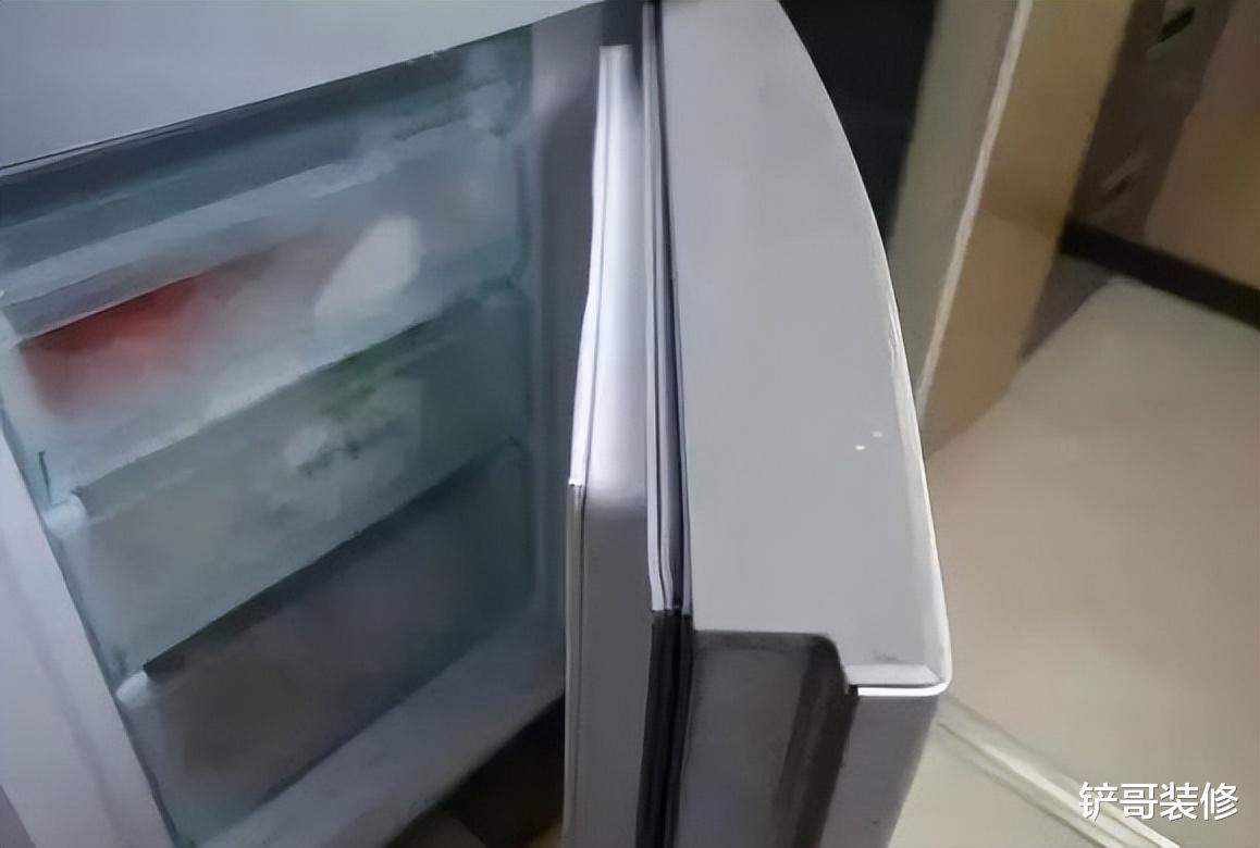 原来冰箱里面有个小孔，只要动一下，不结冰不结霜，省电没异味！