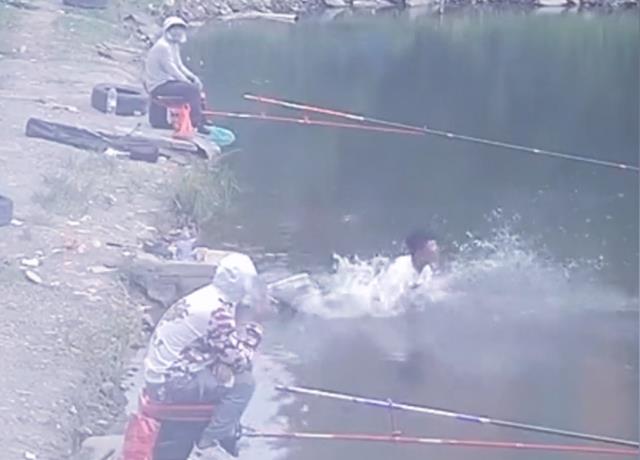 |广东一男子成功登上热搜，被40斤大鱼拖下水，狂喊救命却不丢鱼竿