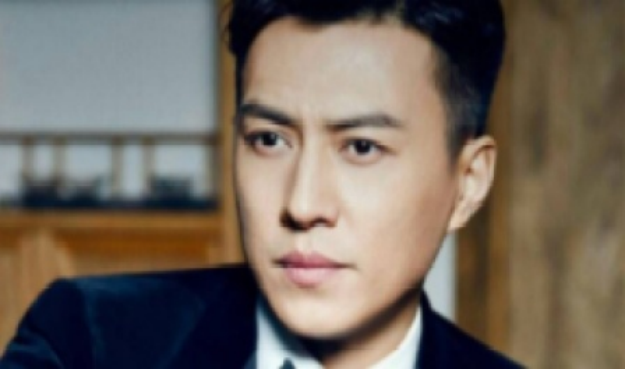 靳东|靳东带高挑美女吃火锅,二人全程有说有笑,助理帮忙阻挡路人镜头