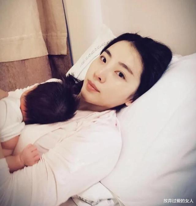 李思思|“央视才女”李思思：9次上春晚，和初恋结婚生2胎，真正人生赢家