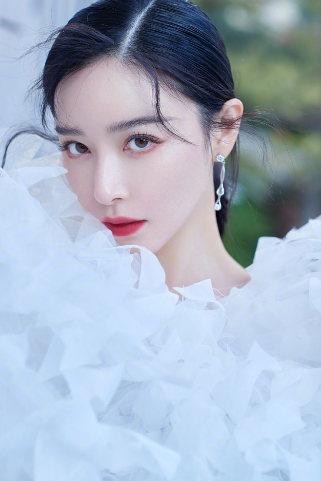 佟丽娅|美图分享|清纯甜美的阚清子，长裙飘飘很动人！