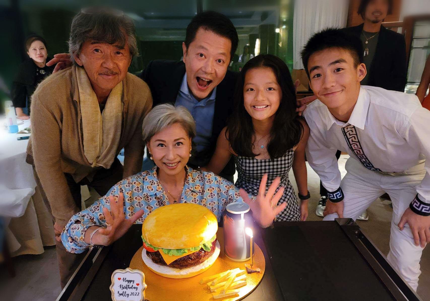 叶倩文|叶倩文自曝确诊但已痊愈！61岁生日开心庆祝，老公继子准儿媳齐聚