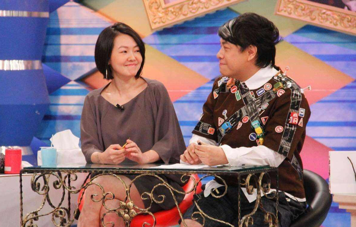 蔡康永|蔡康永，60岁发福显老态，相伴22年男朋友照片，身材魁梧很帅气