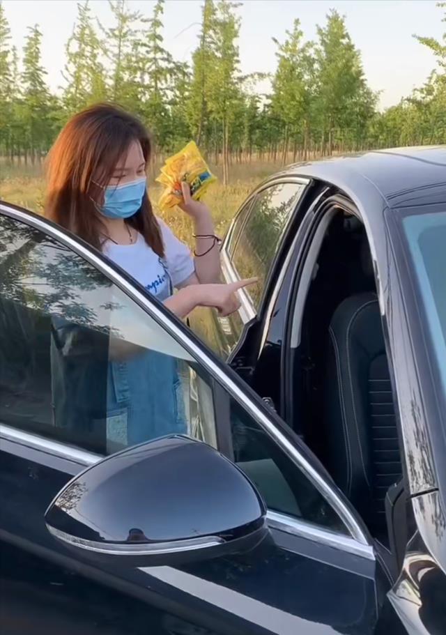 男子外出打工,在房梁安摄像头监视妻子,妻子:有本事你把我带走