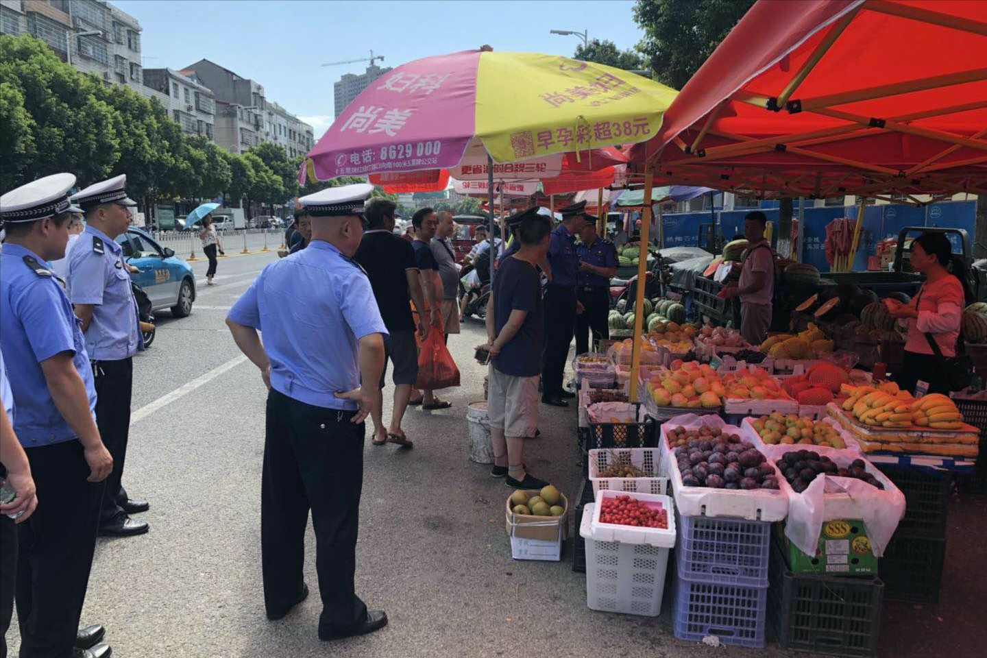 一位大妈买菜因菜贩不同意讲价,怒砸菜摊