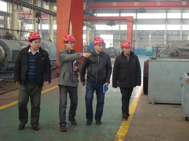 他去过战后伊拉克,足迹遍布石油大国,公司营收像坐过山车