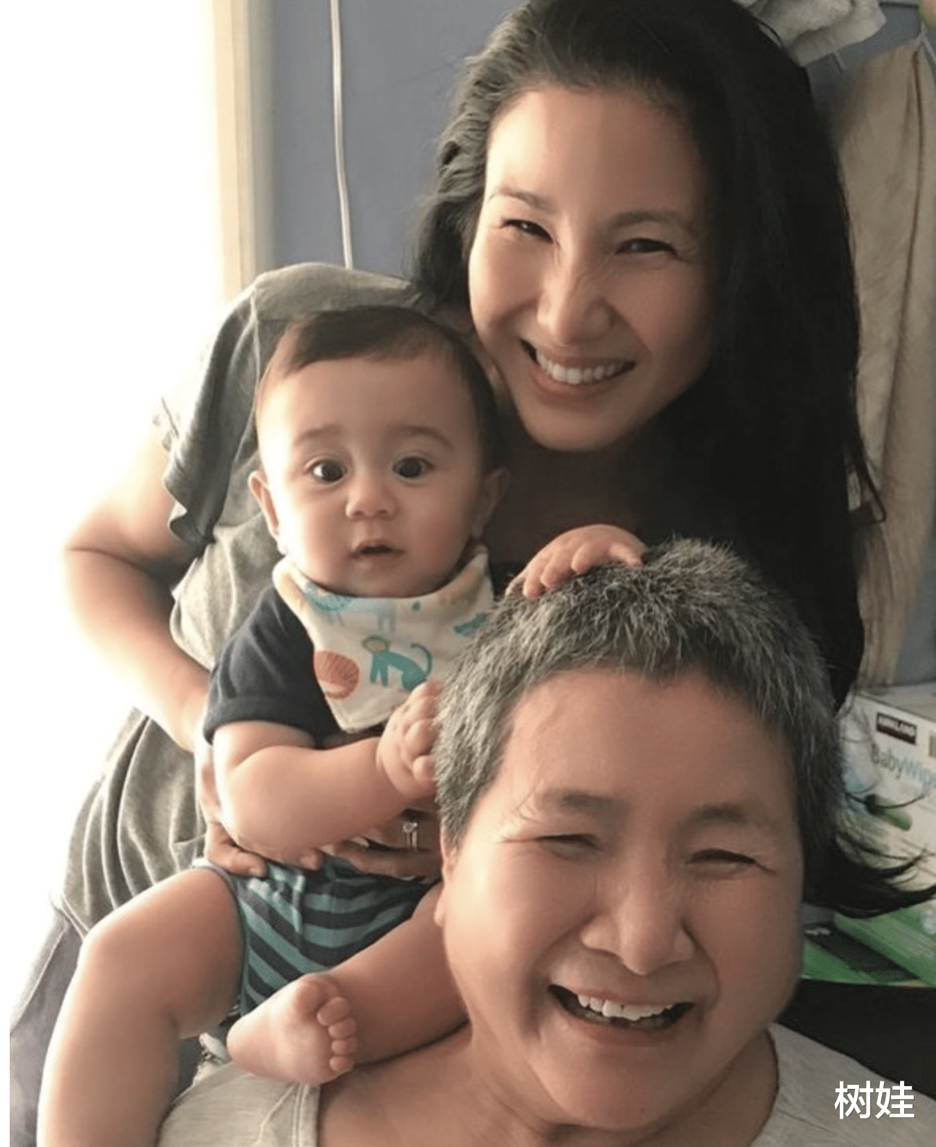 郑佩佩|郑佩佩坐轮椅现身机场，头发花白脚盖毯子，被曝身体变差腿脚不便