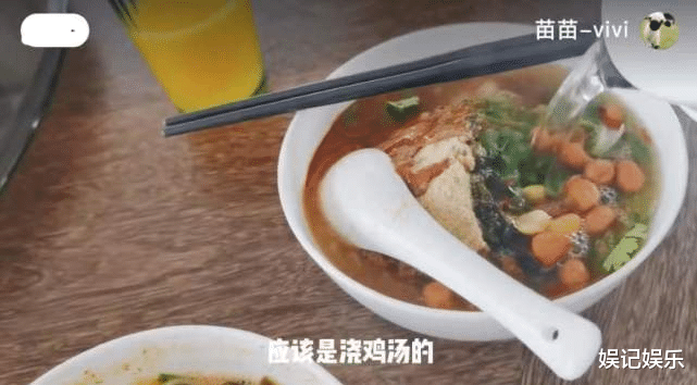 |苗苗晒一家三口日常，夸女儿以后是水灵的大美女，小酸奶露脸超萌